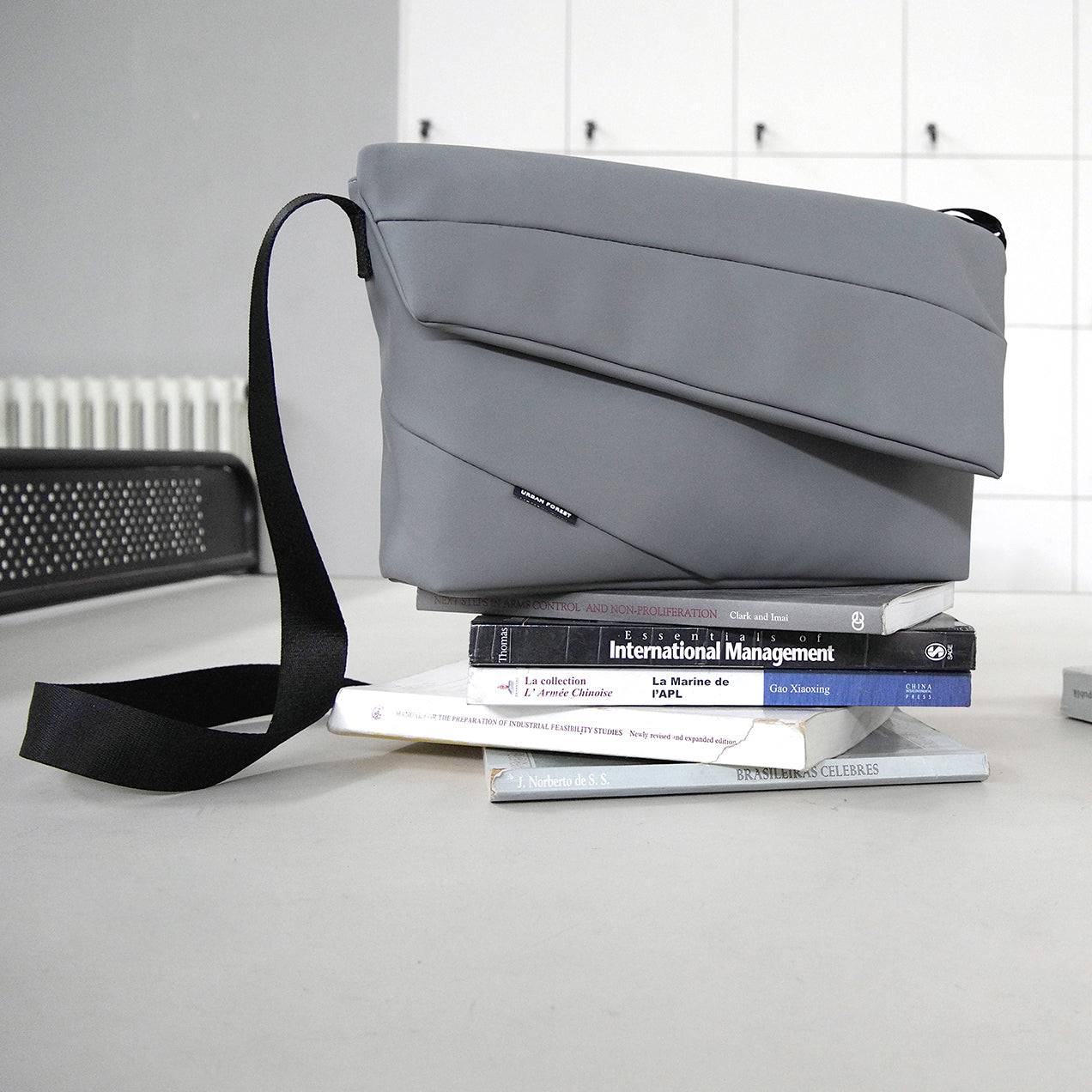 LIGHT Messenger Bag - Cement Grey