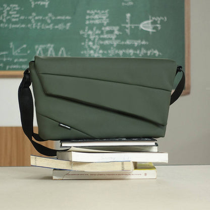 LIGHT Messenger Bag - Pine Green