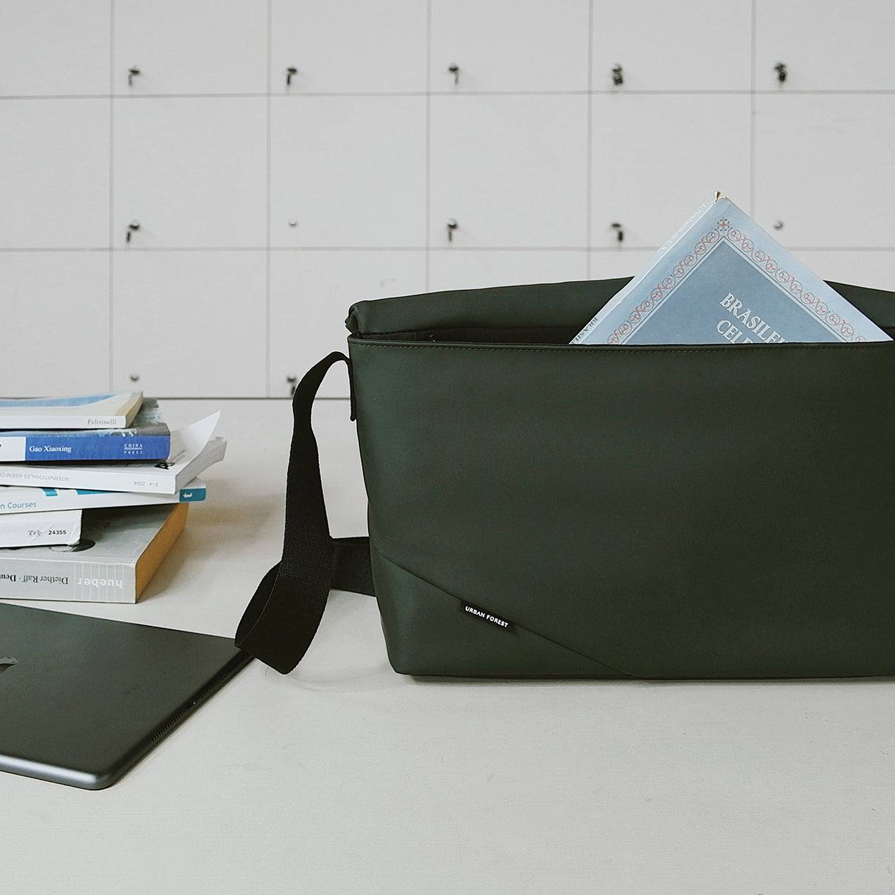 LIGHT Messenger Bag - Pine Green